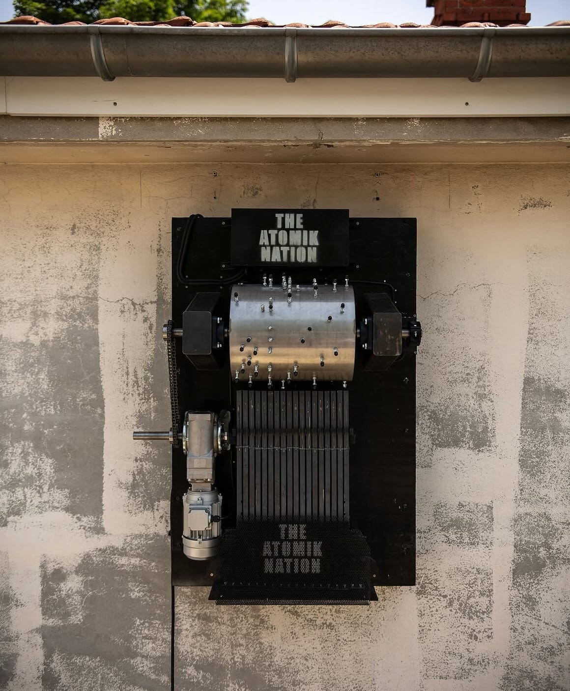 Mécanisme de boîte à musique géant sur un mur de Grenoble par The Atomic Nation