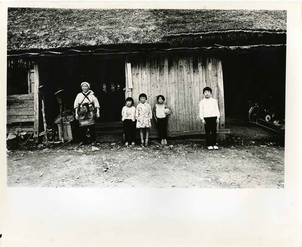 Kazuo Kitai,
Soeurs, série Paysages
vaguement familiers,
Shimokita
(dép. d’Aomori), 1970