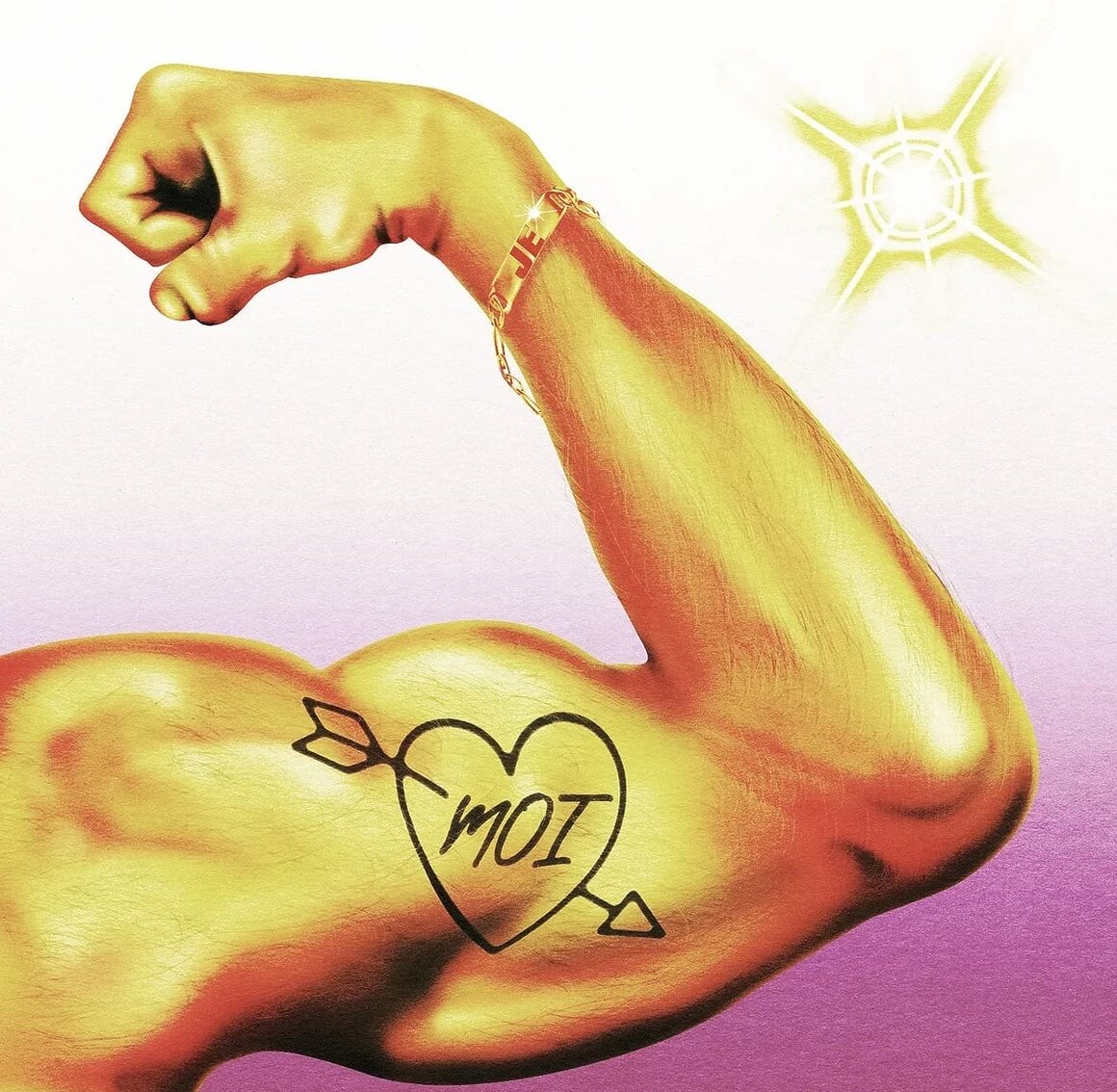 Bicep tatoué d'un "moi" dans un coeur traversé par une flèche