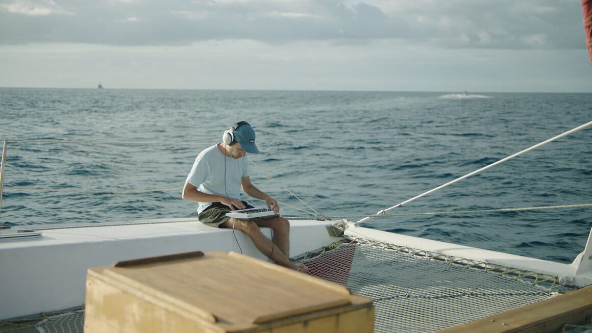 Rone en session de travail sur un bateau