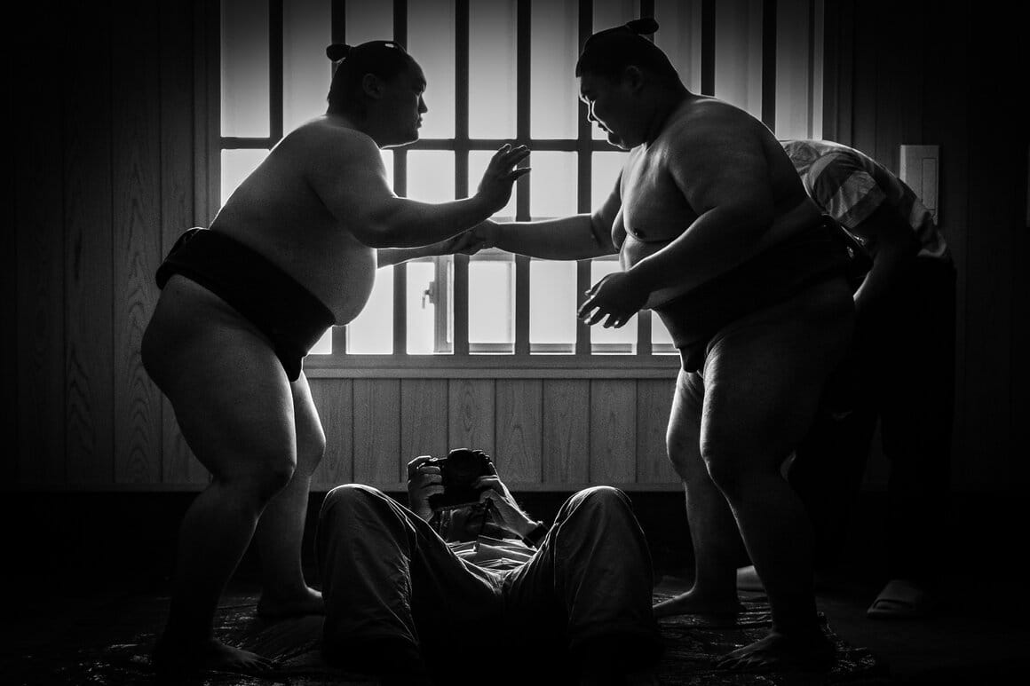 Bruno Aveillan photographiant les Rikishis de la Naruto Baya, Tokyo
Photo : © Thibaut Marin
