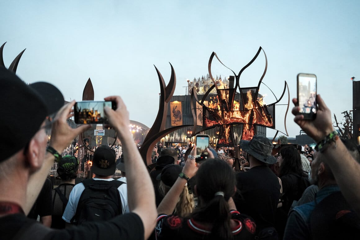 Photo de festivaliers du hellfest 2026 devant une scène