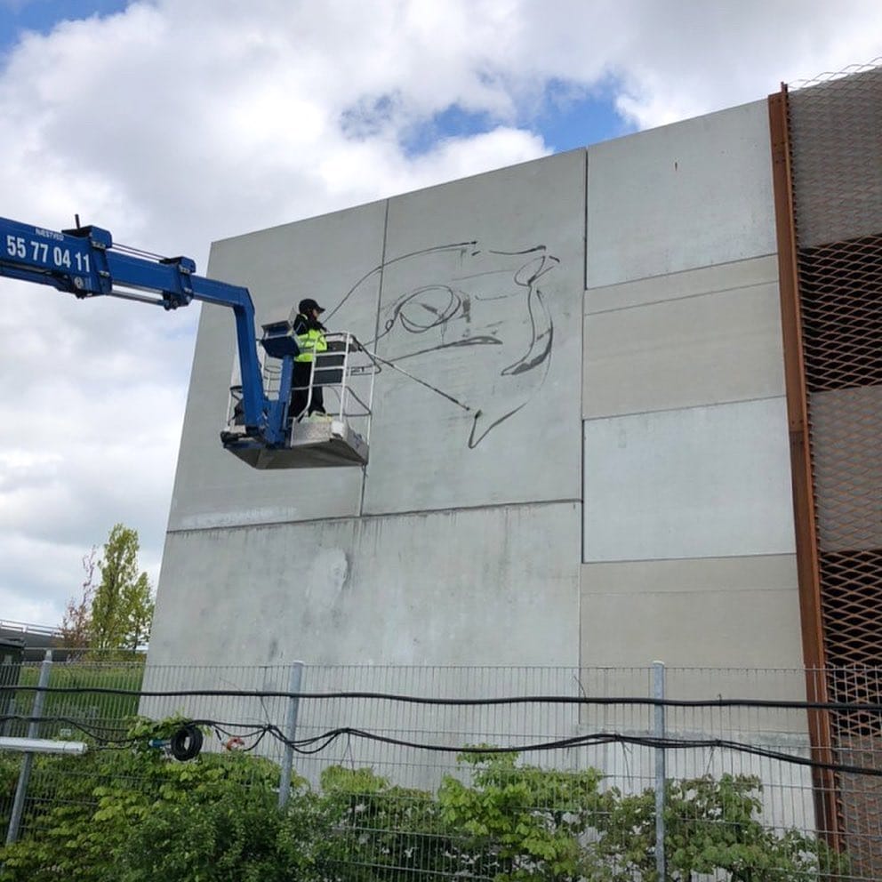 photo de la street artiste Hera en train de commencer à peindre depuis un élévateur