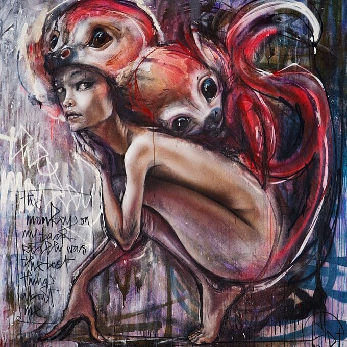 Fresque réaliser par le duo Herakut. une femme accroupie est accompagnée d'un petit singe roux sur son dos.