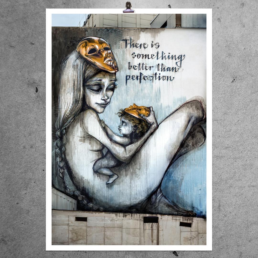 Fresque réalisée par le duo Herakut. Une mère porte son enfant dans ses bras se regardant chacun l'un l'autre, la mère et l'enfant porte tout deux des maques style théâtre.