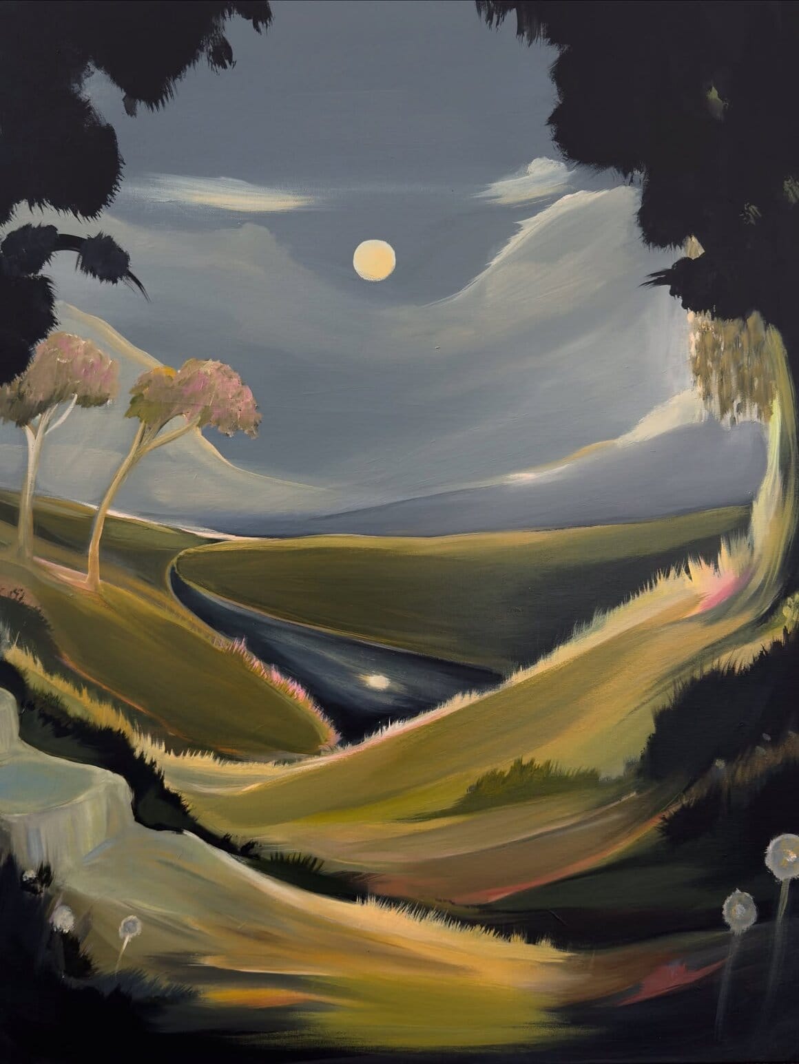 Paysage vallonné traversé par une rivière sombre, sous un ciel gris éclairé par un soleil pâle, entouré d’arbres aux feuillages noirs.