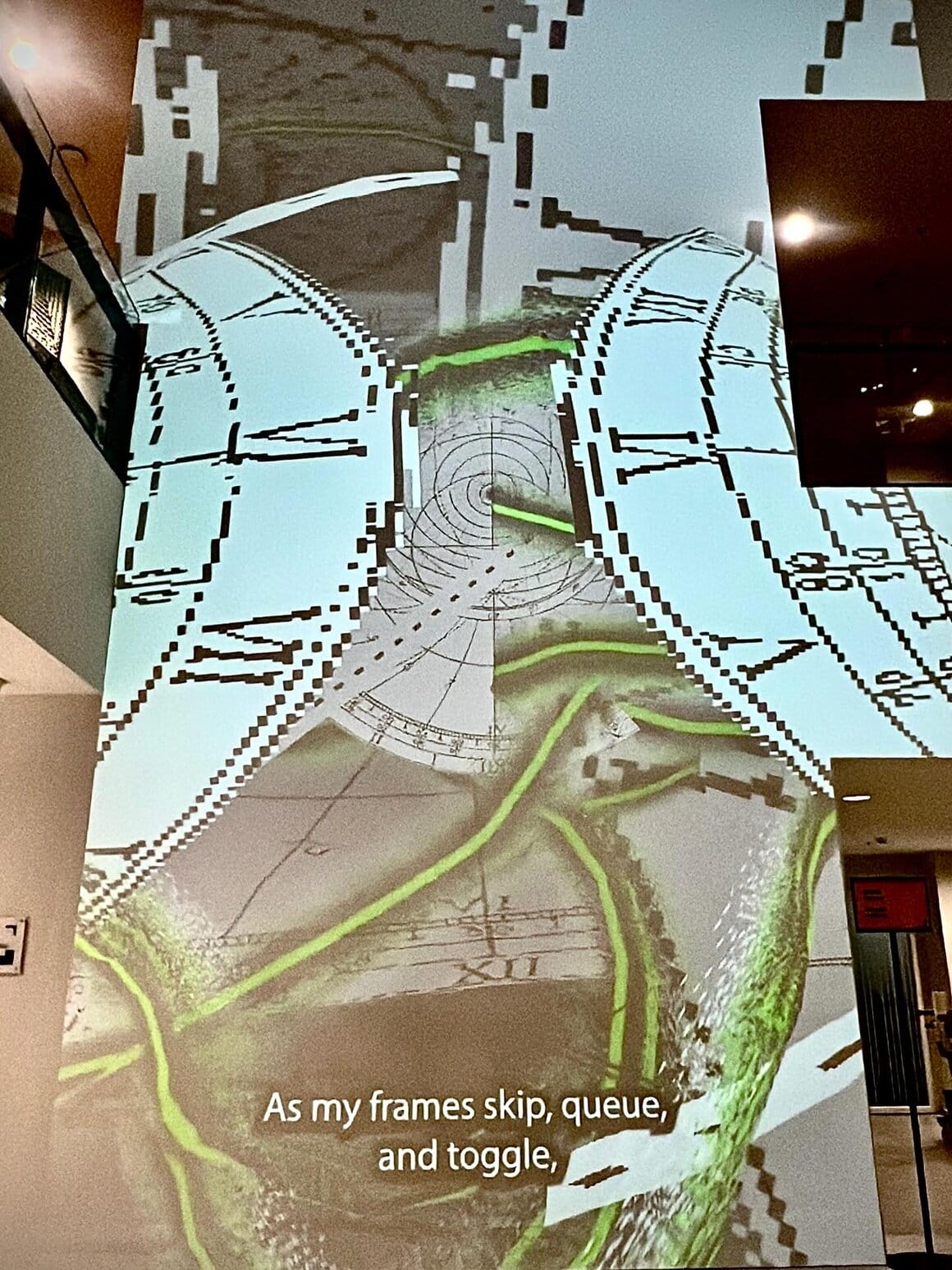 Installation représentant des cadrans d'horloge traversés de lignes vertes.