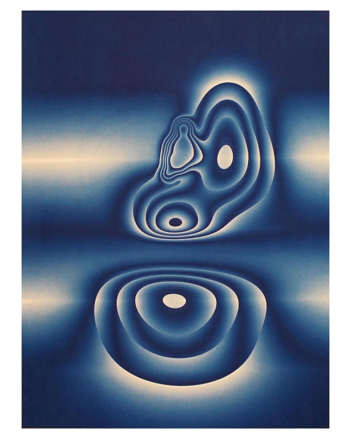 Illustration représentant une forme organique bleue aux contours lumineux se reflétant sur une surface sombre.