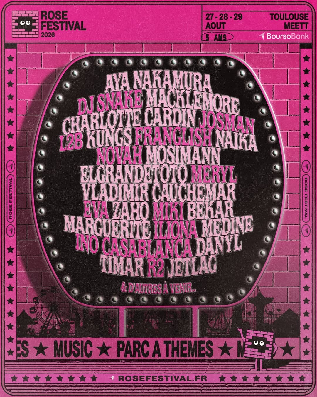 l'affiche du Rose festival est en rose et noir avec les noms de beaucoup d'artistes qui s'y produirons entre le 27 et 29 août