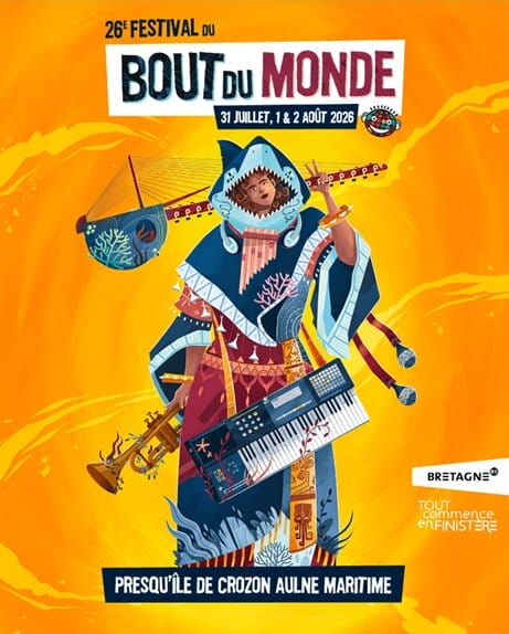 Affiche officielle du 26e Festival du Bout du Monde, du 31 juillet au 2 août 2026 à la Presqu'île de Crozon. Illustration sur fond orange, un personnage avec une capuche en forme de tête de requin, vêtu d'un long manteau bleu marine décoré de motifs marins et bretons