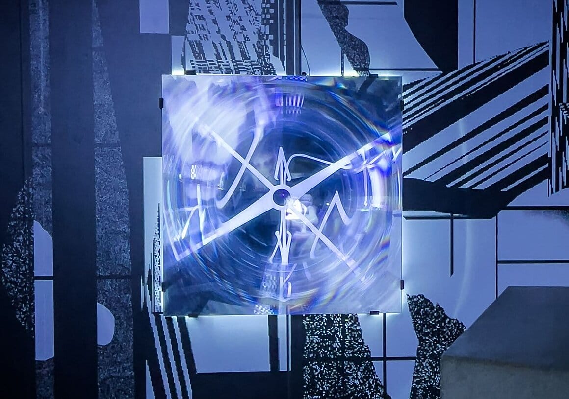 Installation immersive mêlant lumière, projections et motifs numériques.