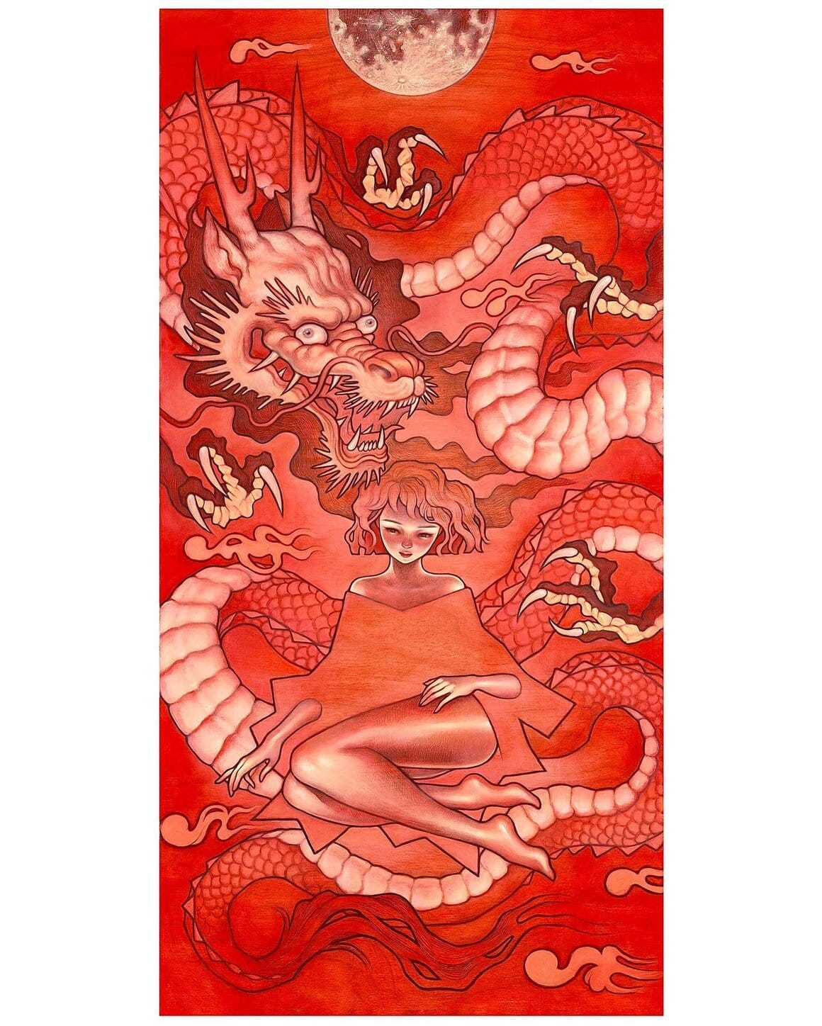 Une femme assise au centre d'un immense dragon rouge dont le corps serpente autour d'elle sous une pleine lune.
