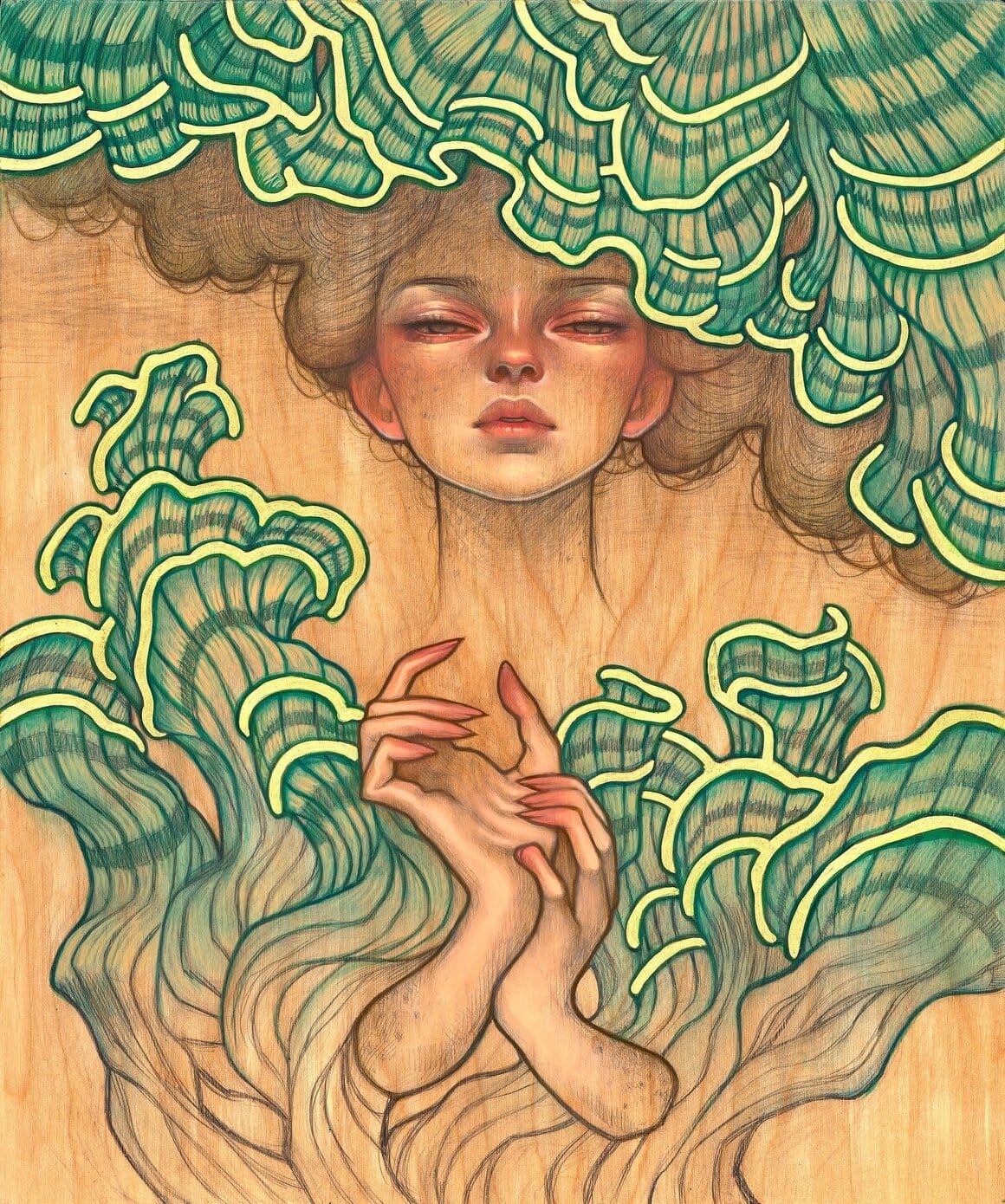 Le visage d'une femme apparaît entre de grandes formes végétales vertes qui entourent également ses bras et ses mains, peint par Audrey Kawasaki.