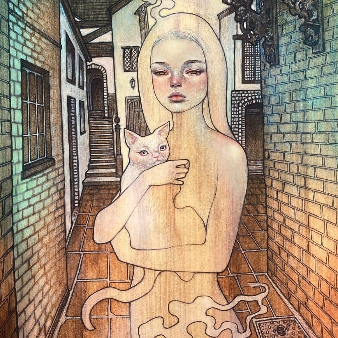 Une femme nue tient un chat blanc contre elle au milieu d'un passage étroit bordé de maisons, d'escaliers et de murs de briques.