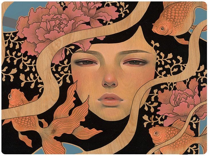 Le visage d'une femme entouré de poissons, de fleurs et de formes organiques peintes sur un panneau dont le bois reste largement visible.