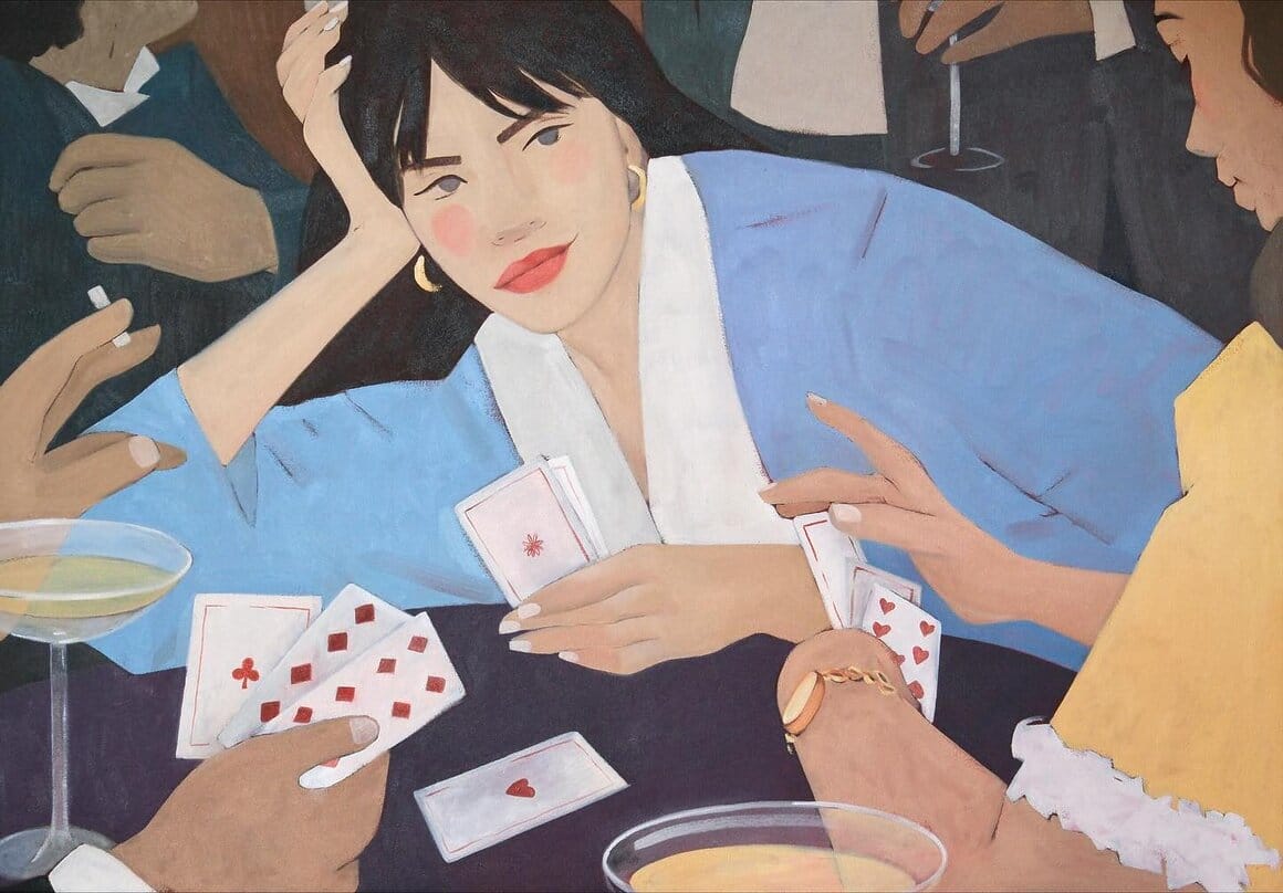 Une femme accoudée à une table se tient la tête, elle tient des cartes à jouer autour d’une table, entourée de plusieurs mains et de verres.