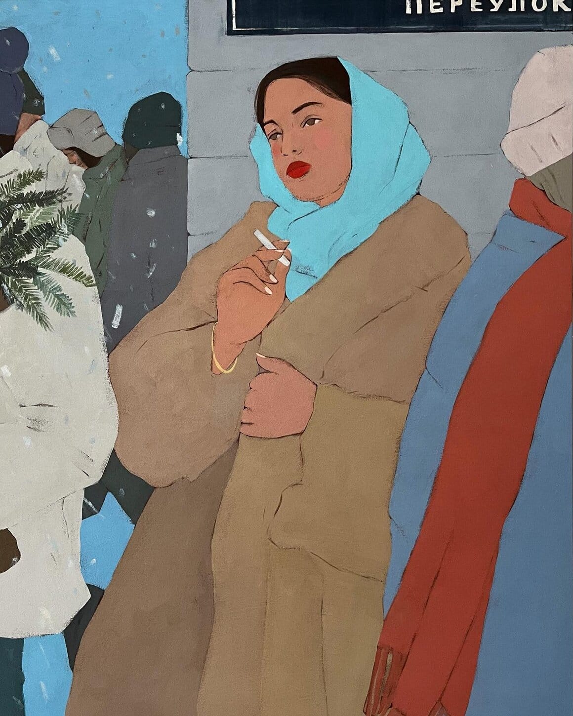 Une femme vêtue d'un manteau attend dehors, en fumant une cigarette, tandis qu'il neige.