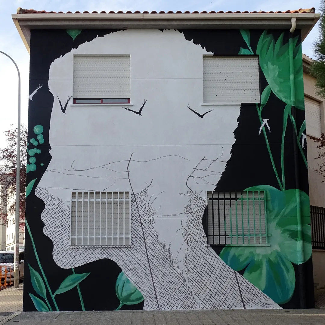 Fresque réaliser par la street artiste David de la mano. "Open Wound 2" représente le visage d'une femme avec des oiseaux lignifiés dessus. La fresque est réaliser dans le but de sensibiliser sur les violence faites aux femmes