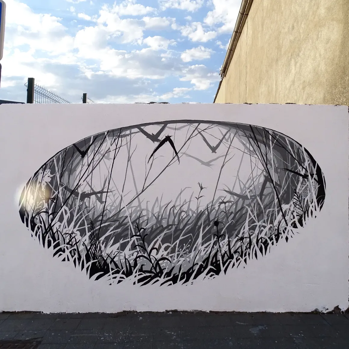 Fresque réaliser par la street artiste David de la mano. "Secret garden" représente une sorte de forme ovale dans laquelle des oiseau dont les ailes se terminent en branches sont chevauchés par des humains, partout il y a des branches, de l'herbe et des plantes
