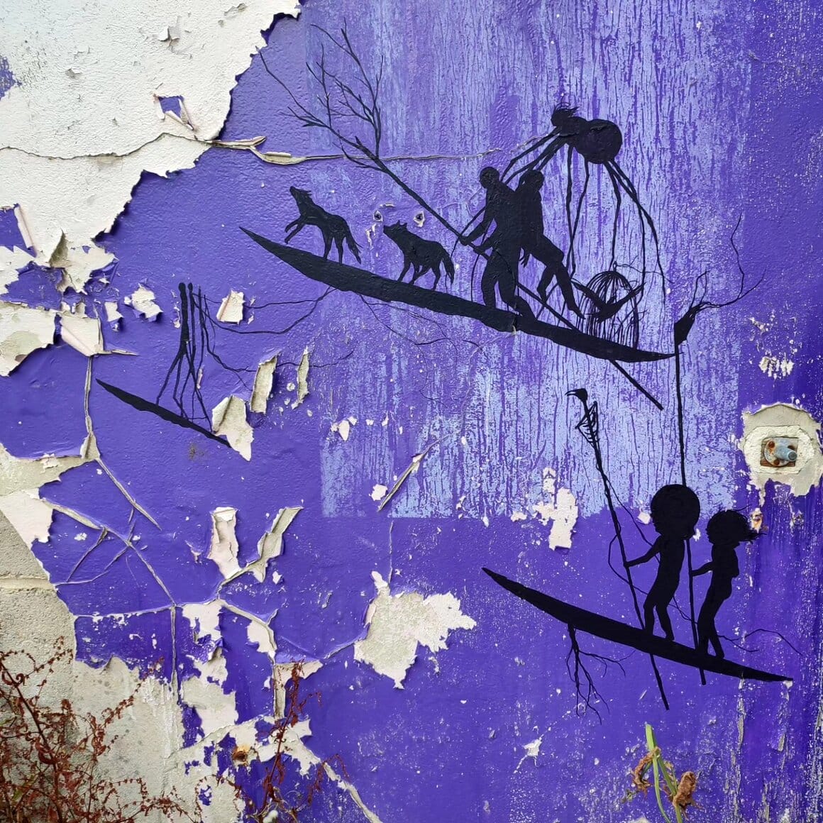 Fresque réaliser par le street artist David de la mano. "voyage intérieur" représente des silhouette humaine sur ce qui semble être des barques, dans l'une il y a deux enfants, une autre deux personnes plus vielles avec deux loups, un oiseau en cage et une grande araignée, elles sont dessinés sur un mur avec de la peinture bleue