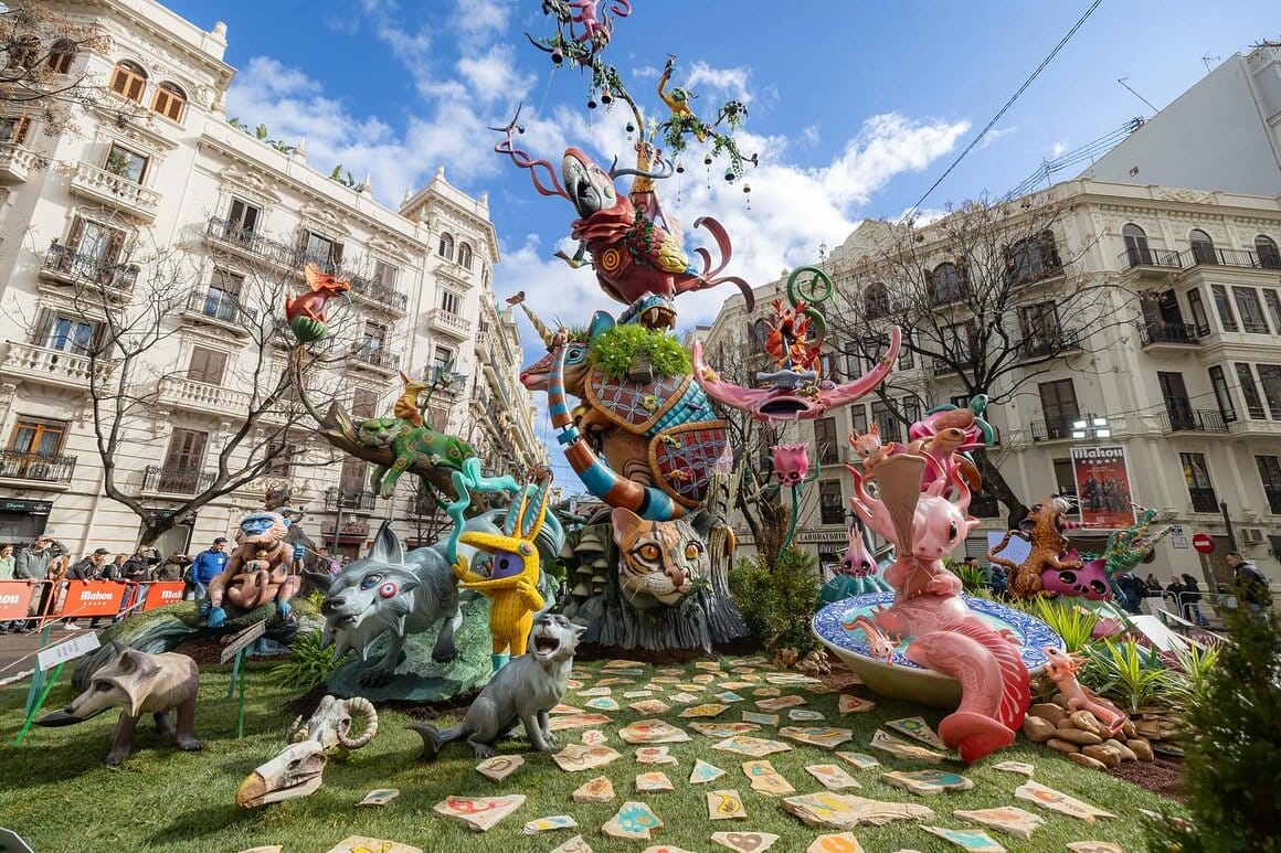 Œuvre réalisé par l'artiste Dulk. Ces immense statue placé sur ce qui semble être un rond point représente pleins d'animaux différents comme un loup, un singe, un jaguar, un crocodil, un léopard vert allongé sur une branche, des axolotls et sur la souche d'un arbre un tatou et juste au dessus un perroquet.