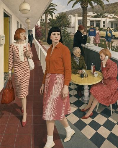 Illustration de Franki Domino où une femme se retourne dans la coursive d'un motel tandis que plusieurs personnes discutent ou prennent un café autour d'elle.