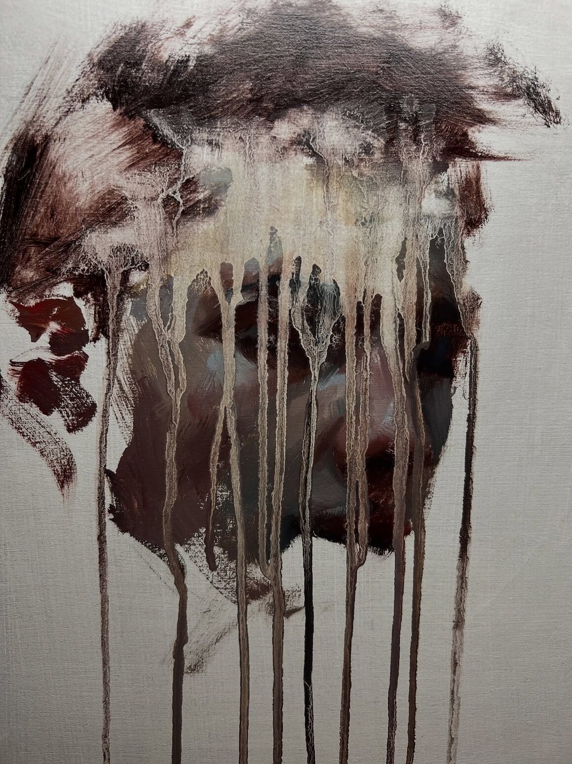 Portrait d'une femme dont le visage se fragmente sous des coulures de peinture et des empâtements.