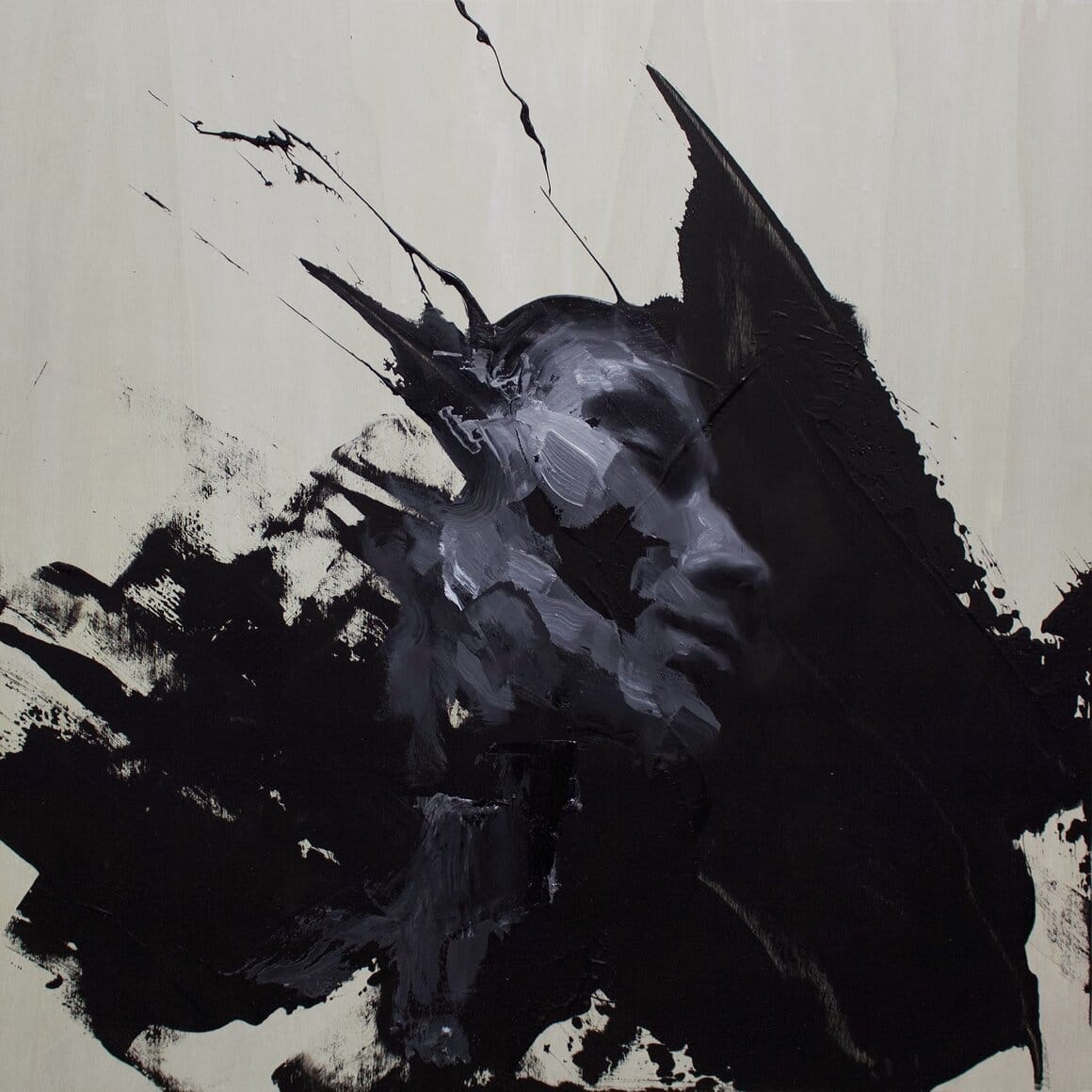 Personnage représenté de face dont le visage disparaît progressivement dans des effets de matière sombre.