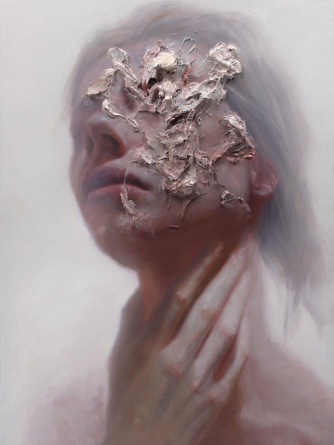 Portrait d'une femme dont les yeux sont recouverts d'une épaisse matière blanche appliquée sur une peinture à l'huile réaliste.