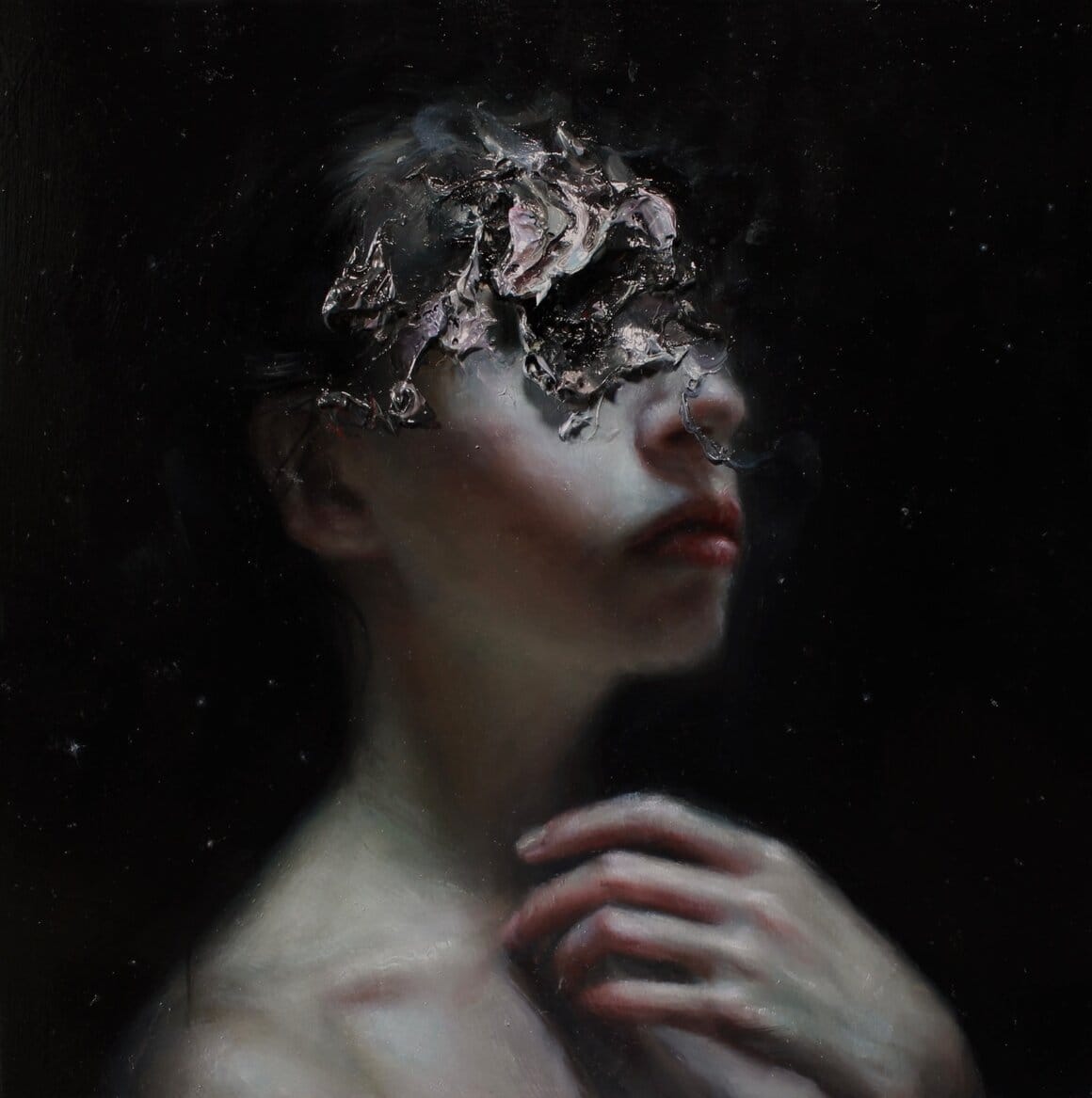 Portrait réaliste dont le visage est partiellement recouvert d'une matière métallique sombre.