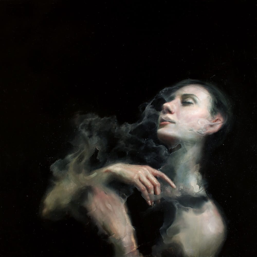 Silhouette émergeant d'un fond noir tandis qu'une fumée semble se dissoudre autour de son visage et de son torse, peint par Henrik Aarrestad Uldalen.