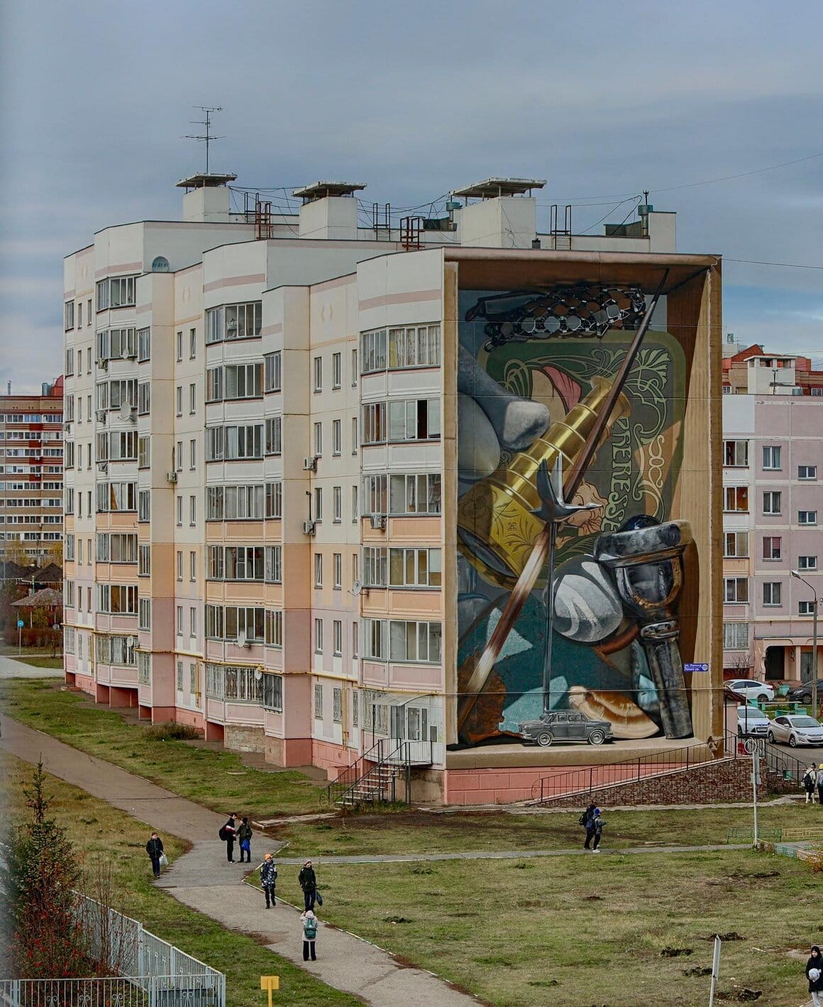 Fresque murale réalisé par l'artiste Shozy. La fresque imite les autres murs de l'immeuble mais modifie le relief en donnant l'illusion qu'il y a pleins d'objets immenses entreposer dans la mur.