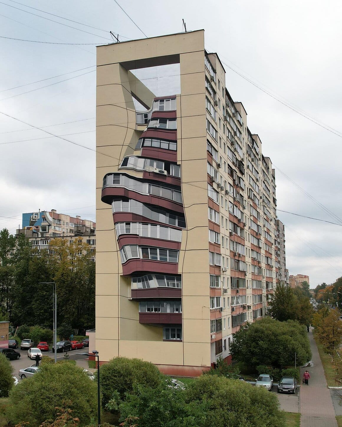 Fresque murale réalisé par l'artiste Shozy. La fresque imite les autres murs de l'immeuble mais modifie le relief en donnant l'illusion que la façade de l'immeuble devient une vague en mouvement.
