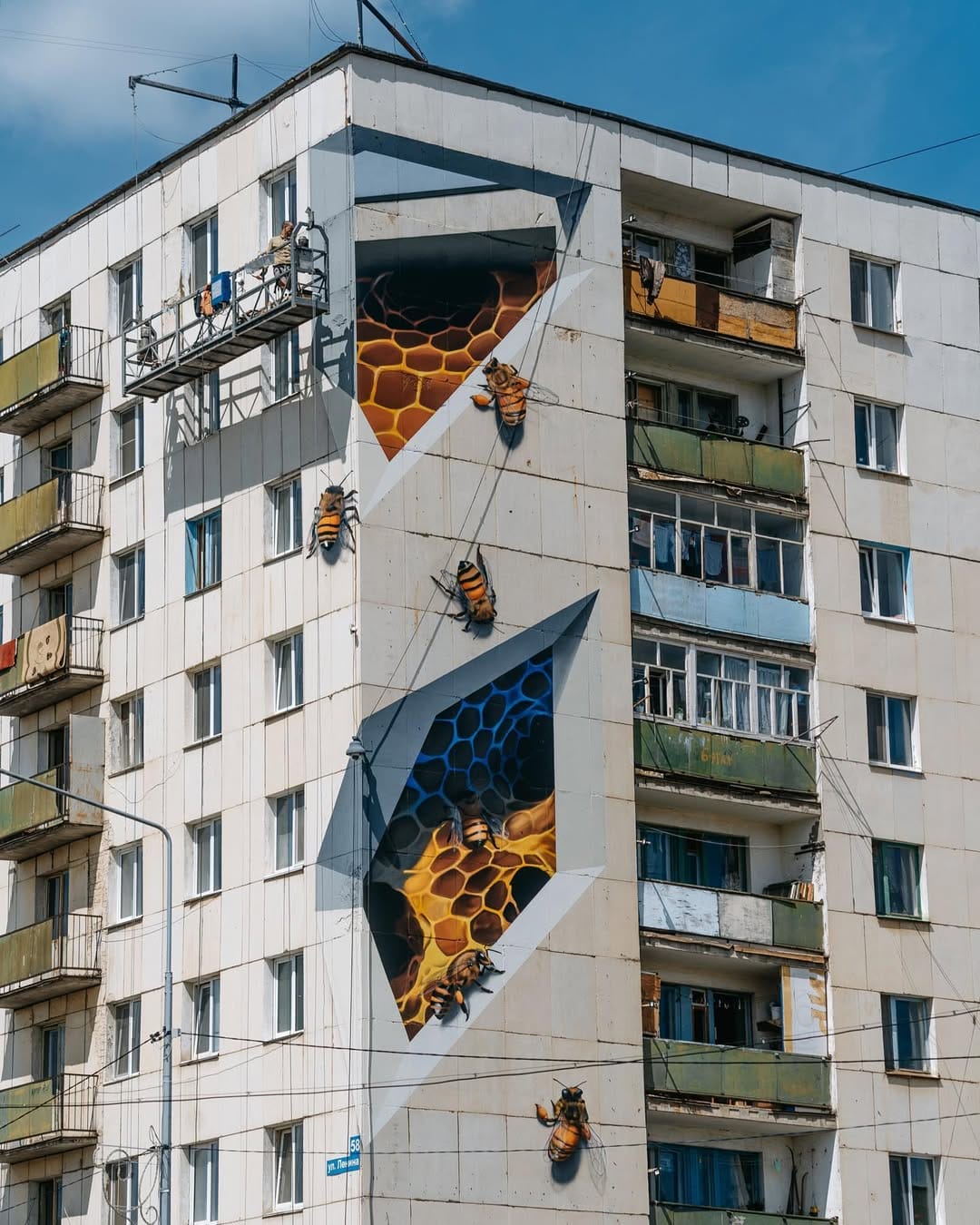 Fresque murale réalisé par l'artiste Shozy. La fresque imite les autres murs de l'immeuble mais modifie le relief en donnant l'illusion que un partie du mur est une ruche avec des abeilles.