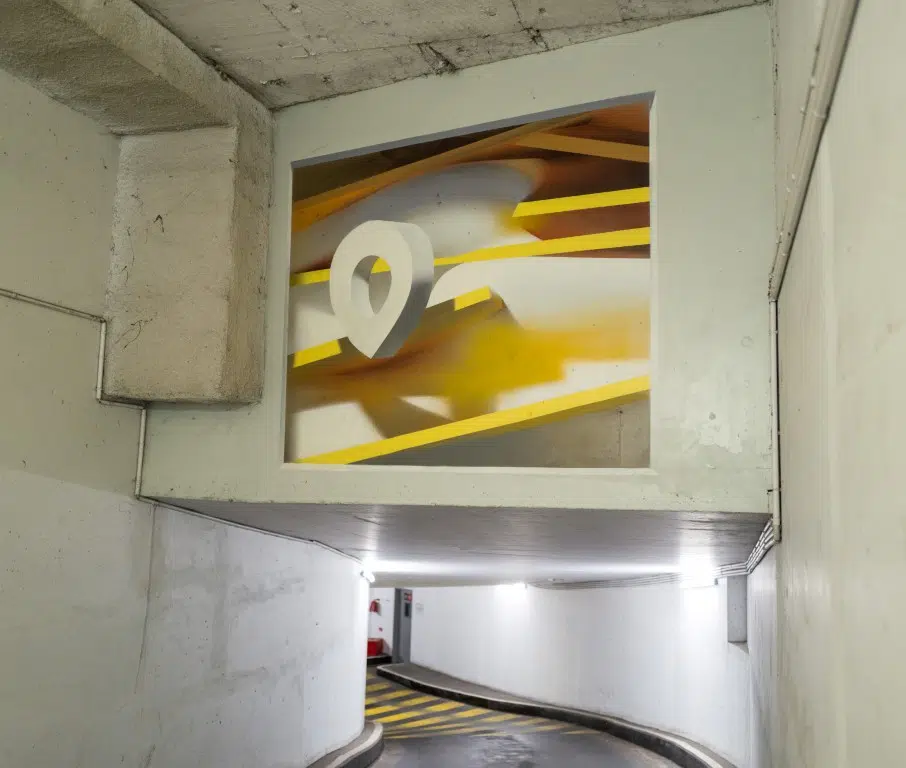 Fresque murale réalisé par l'artiste Shozy. La fresque représente le point de position des GPS dans un parking