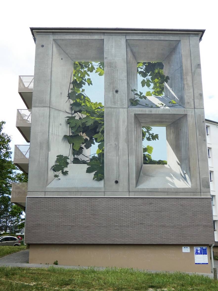 Fresque murale réalisé par l'artiste Shozy. La fresque imite les autres murs de l'immeuble mais modifie le relief en donnant l'illusion que des vignes poussent à l'intérieur de l'immeuble.