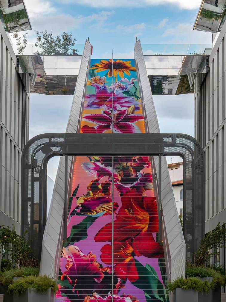 œuvre intriguante d'un escalier repeint aux motifs floraux, par la street artiste Sophie Mess