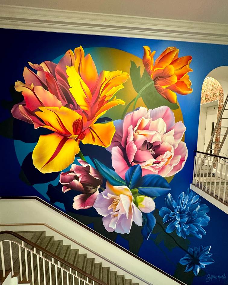 dans un bâtiment, des fleurs géantes peintes sur le mur