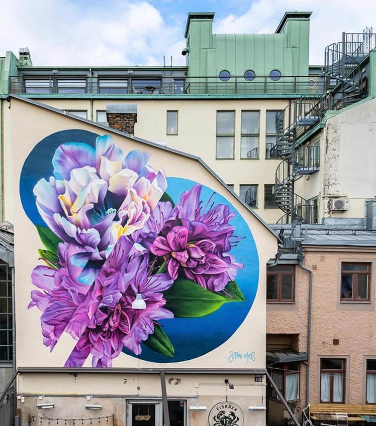 sur un mur d'immeuble, fresque de fleurs par sophie mess