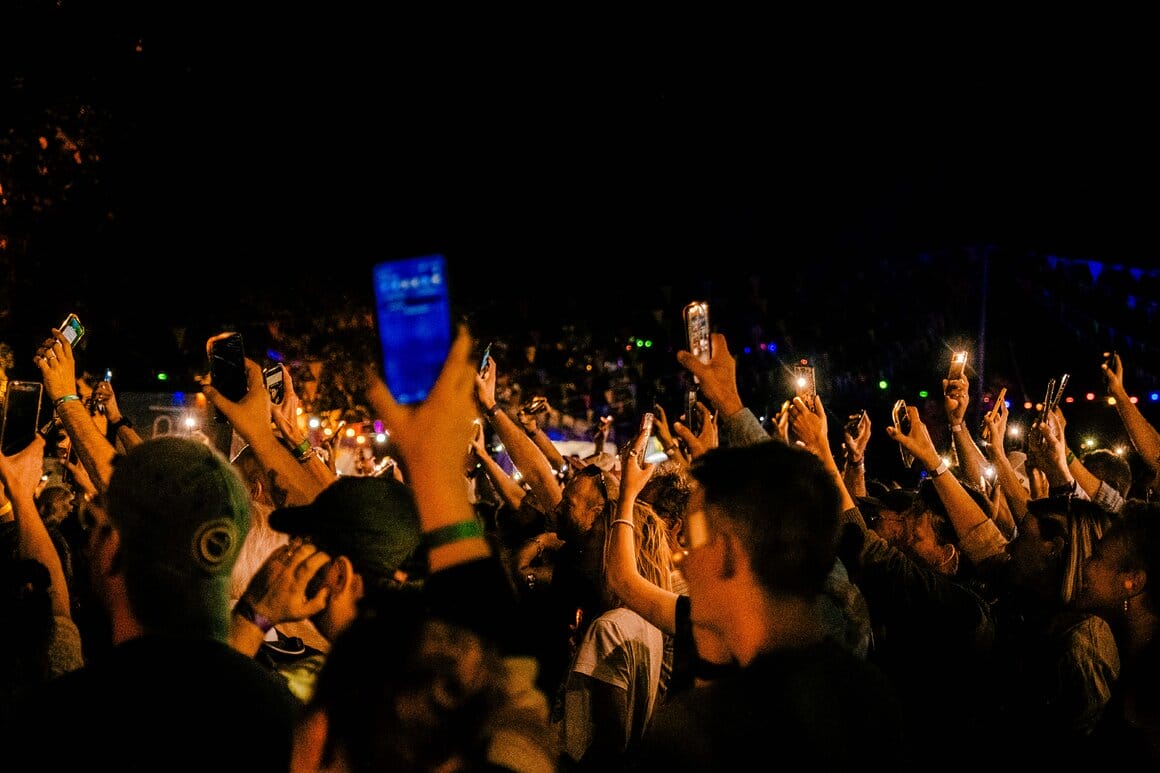 des pôrtables pendant un concert